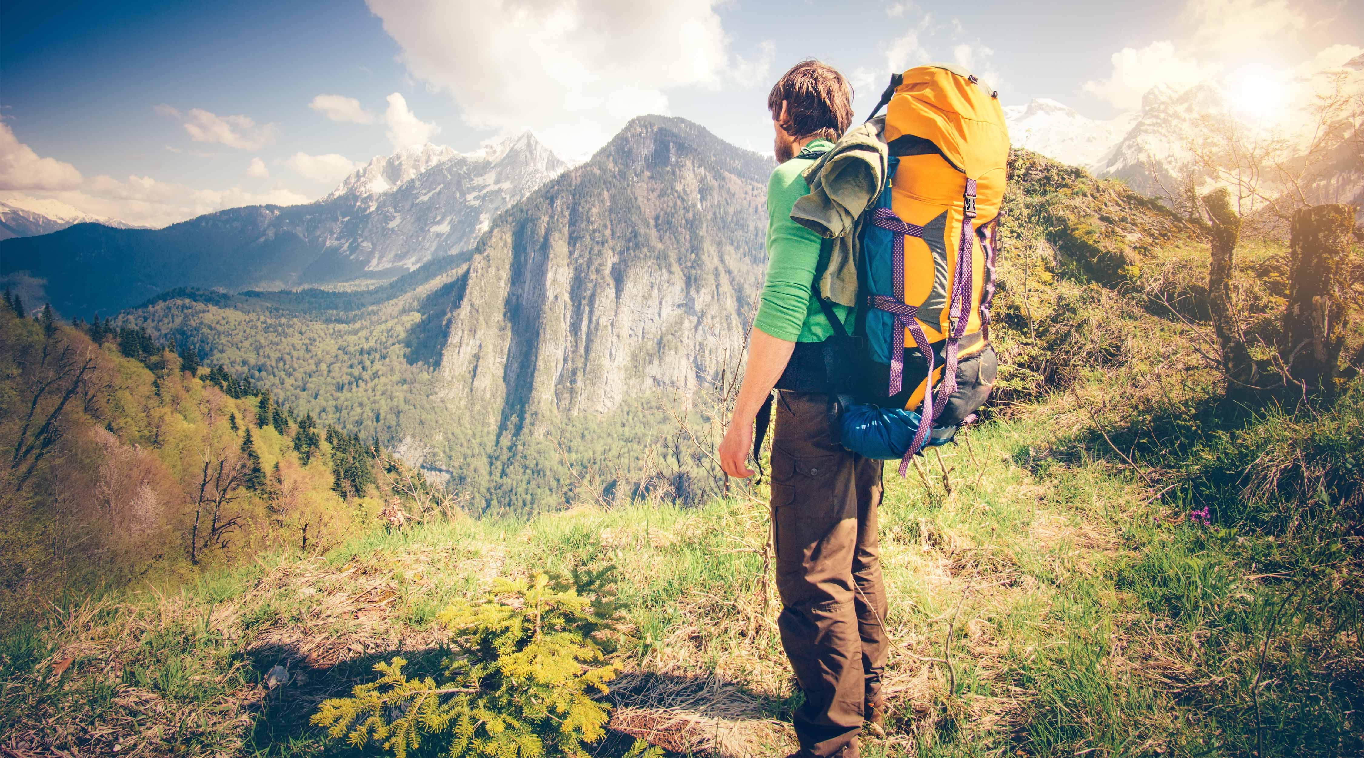 Explore camp. Поход в горы. Путешественник с рюкзакоv. Путешественник в горах. Турист с рюкзаком.