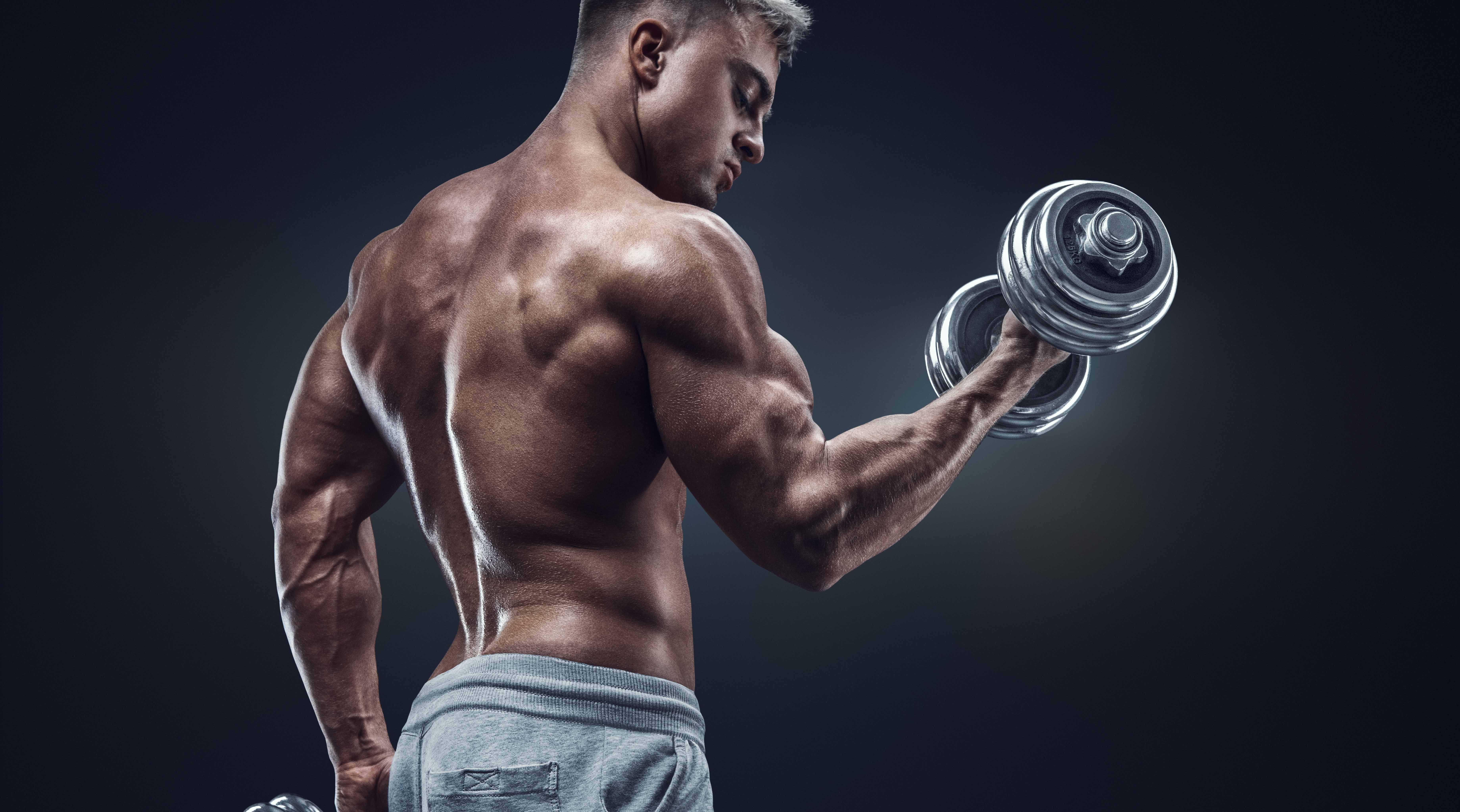 Pumping up. Спортивный мужчина. Мужчина с гантелями. Накаченный спортсмен. Спортивные люди.